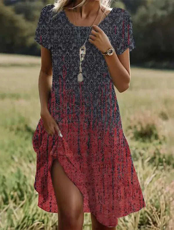 Nahaufnahme des floralen Blumenmusters auf dem bequemen Damen Midikleid mit Kurzarm für den Sommer.