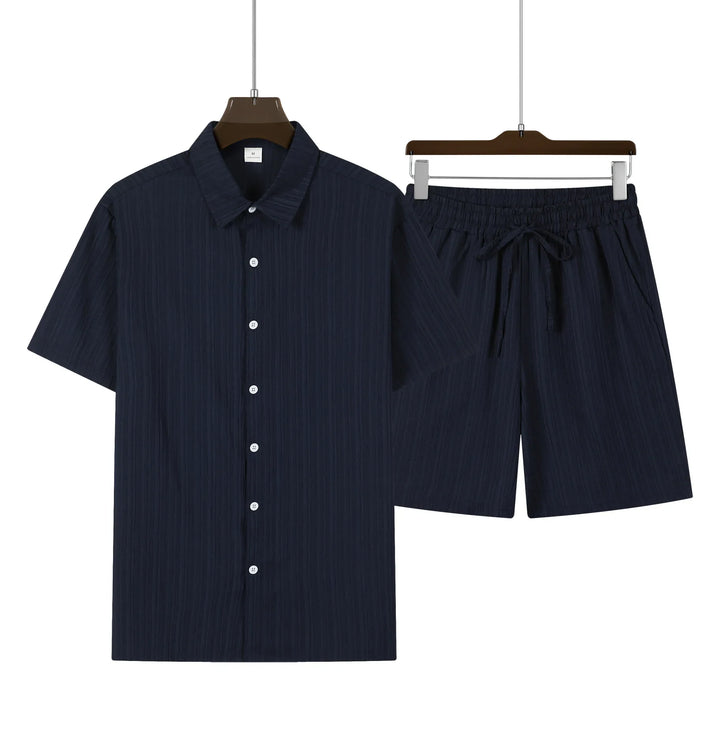 Stilvolles Herren Sommer Freizeit Set, Zweiteiler mit lockerem Hemd & Shorts, für lässige Urlaubstage.