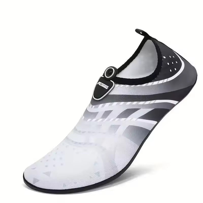 Seitenansicht der leichten und flexiblen Unisex Wasserschuhe, rutschfest, atmungsaktiv und bequem.