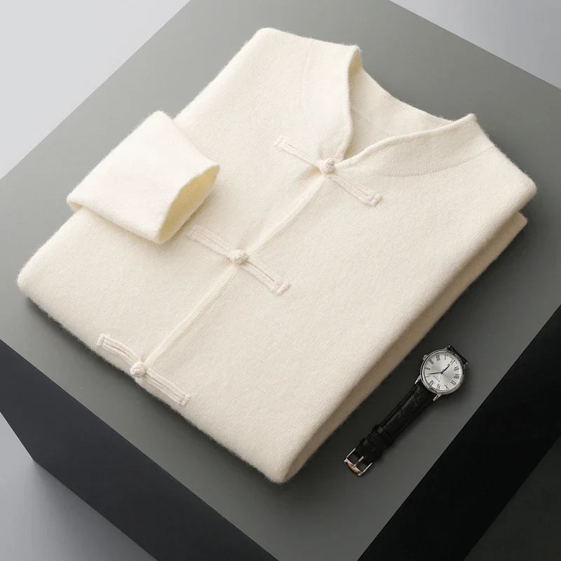 Bequeme Herren-Rundhals-Strickjacke mit Knebelverschluss. Eine vielseitige, warme Jacke für jede Gelegenheit.