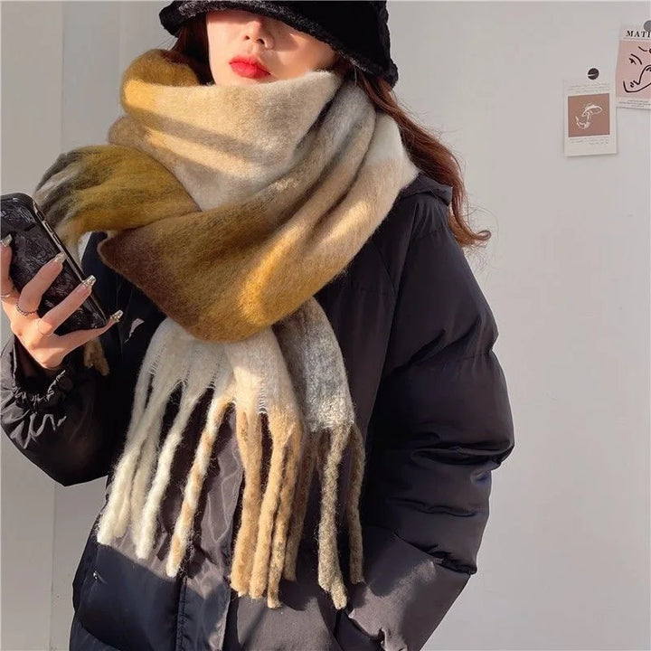 Unisex Schal für den Winter, mit lebhaftem Karomuster und aus weichem, wärmendem Flauschstoff gefertigt.