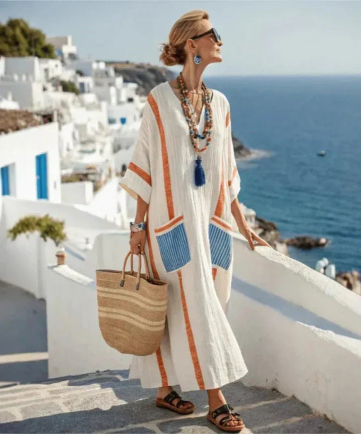 Elegantes Streifenkleid für Damen mit V-Ausschnitt, ideal als Sommer- oder Urlaubskleid.