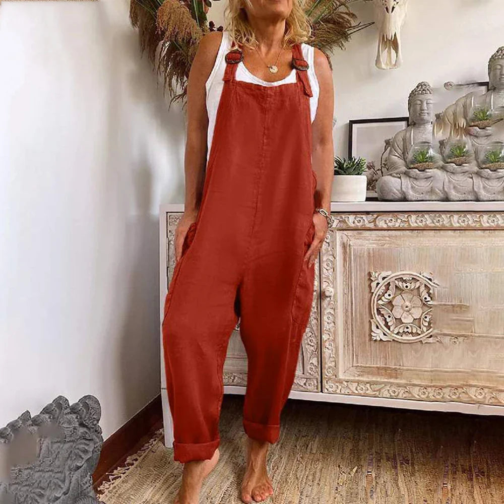 Moderner Damen Sommer Jumpsuit im Relaxed Fit. Bequemer, einfarbiger Träger-Overall, perfekt für Freizeit.