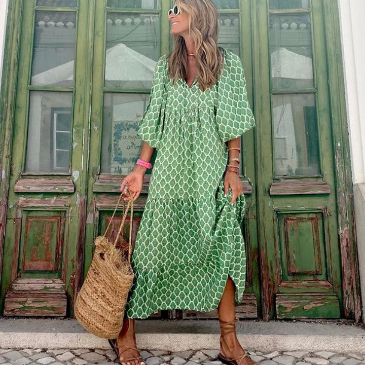 Feminin geblümtes Boho Maxikleid mit eleganten Rüschen, Puffärmeln und tiefem V-Ausschnitt; modisch und luftig.