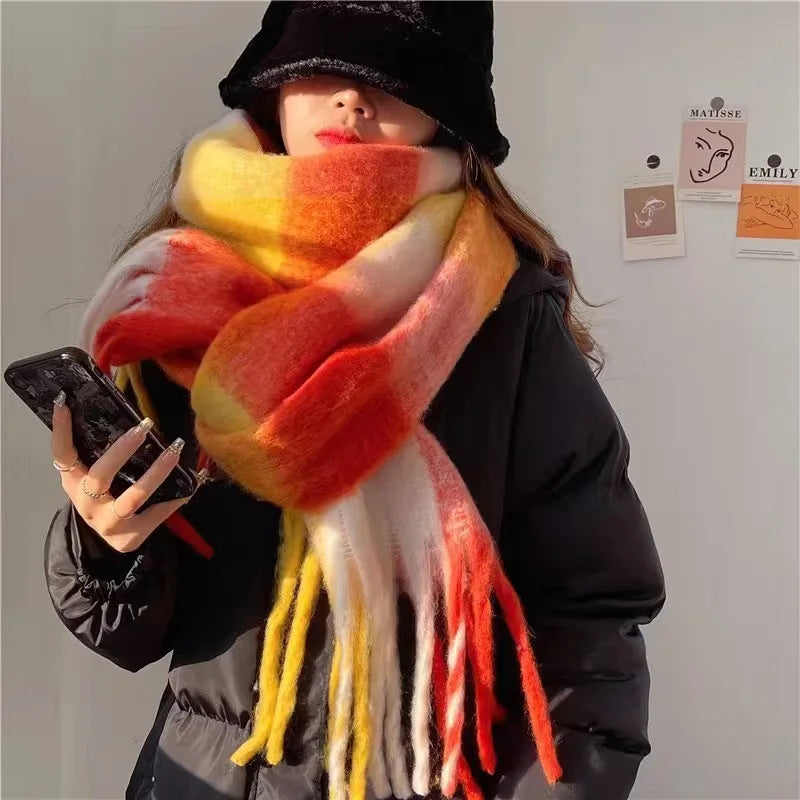 Stylischer, warmer Unisex Winterschal, bunt kariert, aus flauschigem Material; unverzichtbar für kalte Tage.