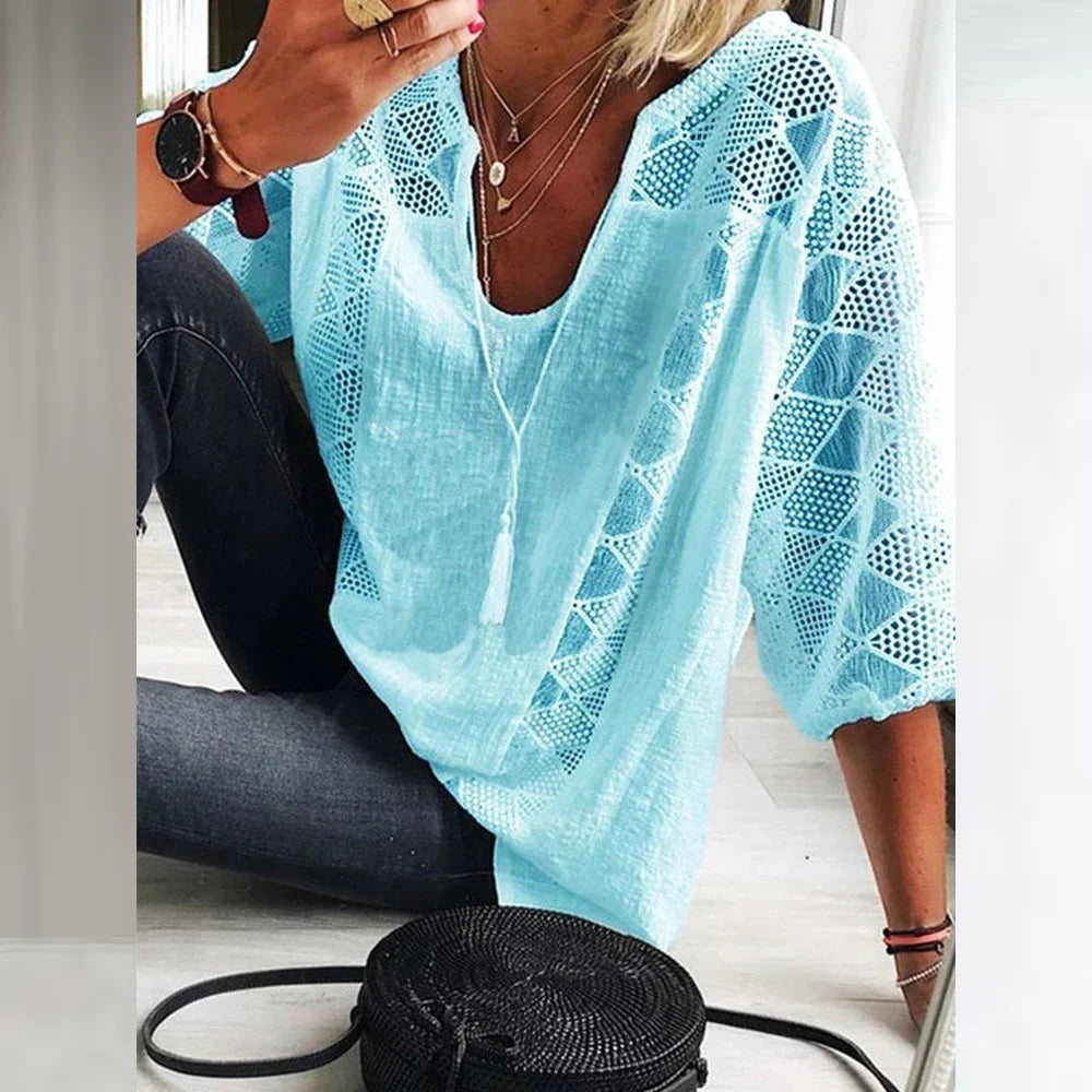 Modische Damen Bluse mit V-Ausschnitt und zarter Spitze, ideal als lässiges Sommer-Oberteil.