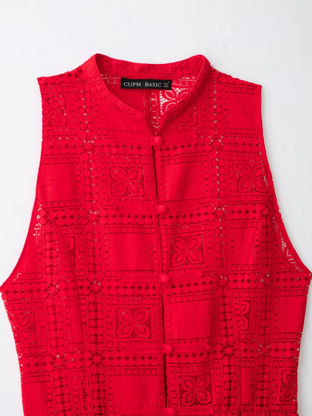 Modisches rotes Spitzentop mit eleganter Schleife für Damen. Ärmellos, für den stilvollen Sommerlook.