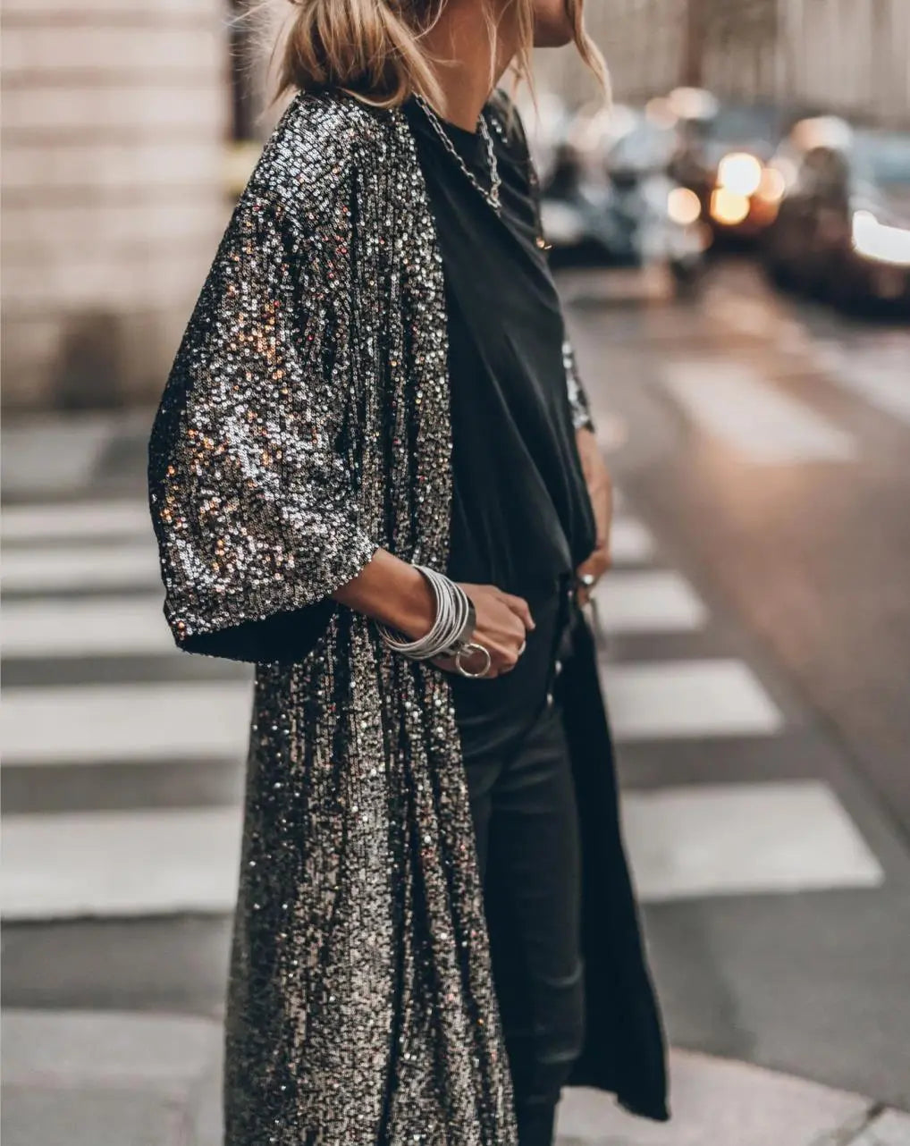 Eleganter langer Damen-Abendmantel mit Taillengürtel & Taschen für festliche Anlässe im Herbst.
