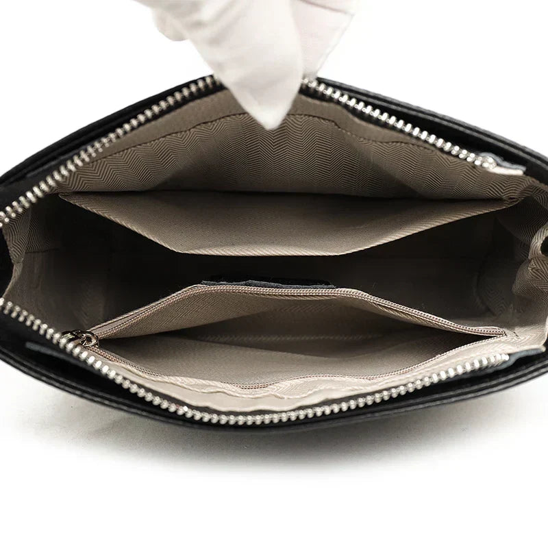 Modische Leder-Damentasche in Beige, als Schultertasche oder Crossbody tragbar. Verstellbarer Riemen.