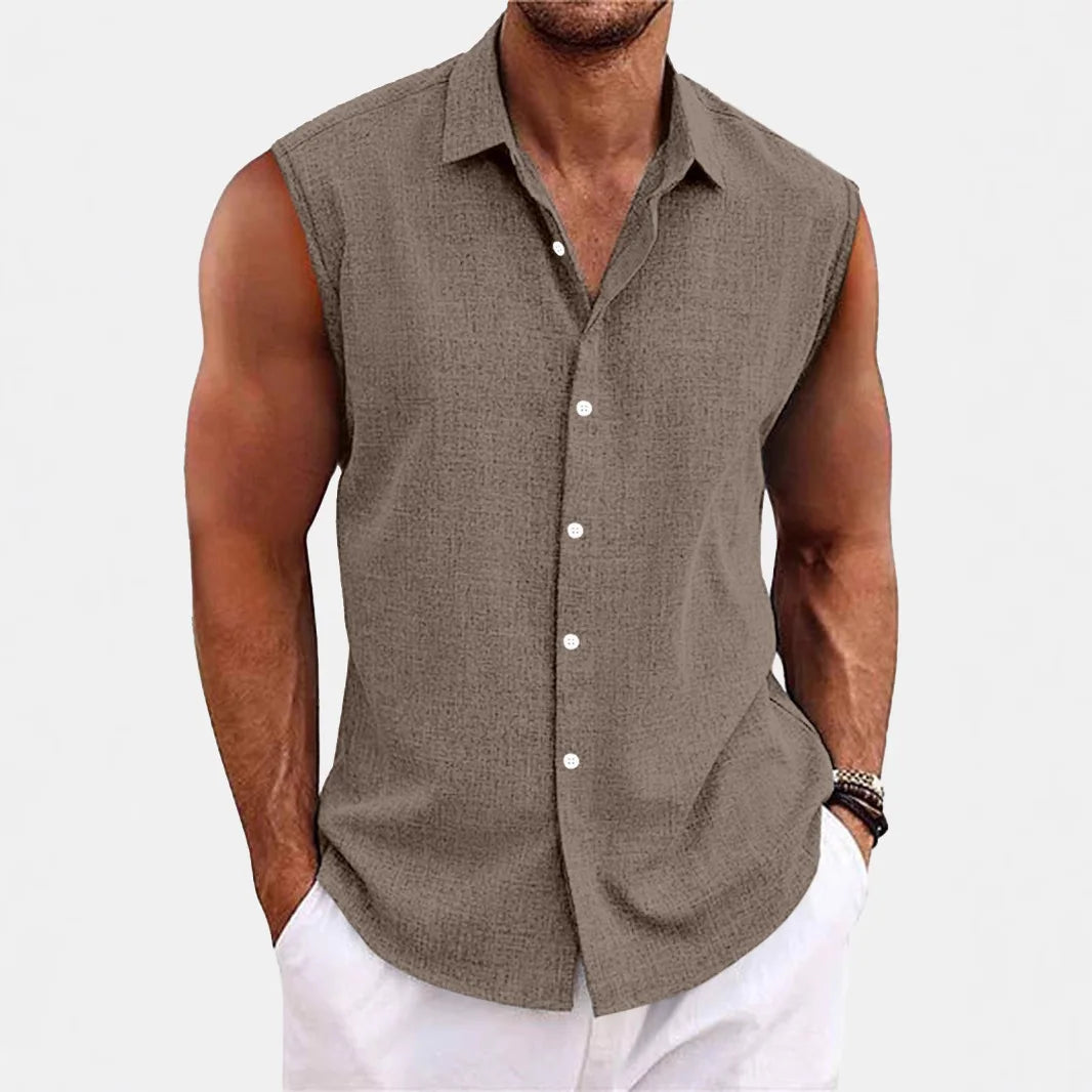 Weißes ärmelloses Herrenhemd mit Kragen, leichte Sommermode, stylisch, bequem & modern.