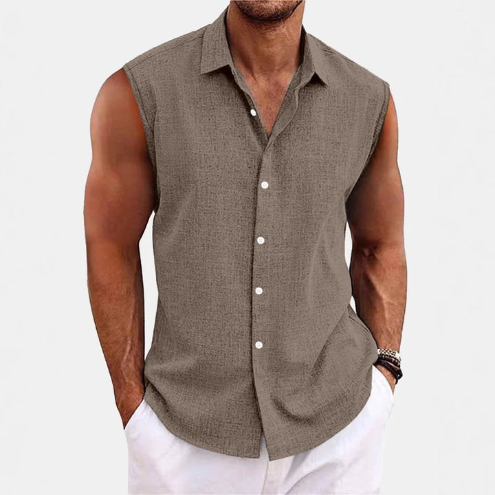 Weißes ärmelloses Herrenhemd mit Kragen, leichte Sommermode, stylisch, bequem & modern.