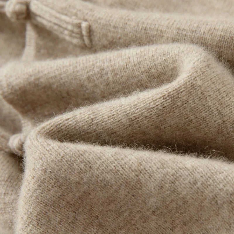 Hochwertige Herrenmode: Strickjacke mit Rundhals und Knebelverschluss. Warme und bequeme Oberbekleidung.