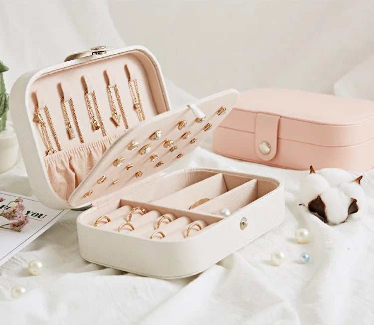 Geschenkidee: Doppellagige tragbare Leder-Schmuckschatulle. Organizer für wertvollen Reiseschmuck.