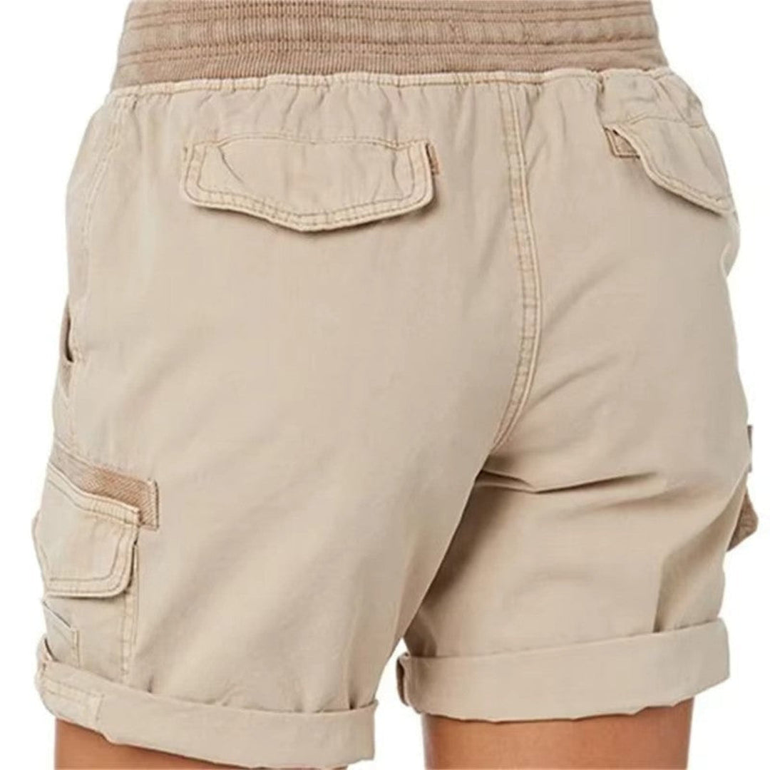 Weiße Damen Casual Shorts mit niedriger Taille & Seitentaschen. Perfekte Sommerkleidung für Damen.