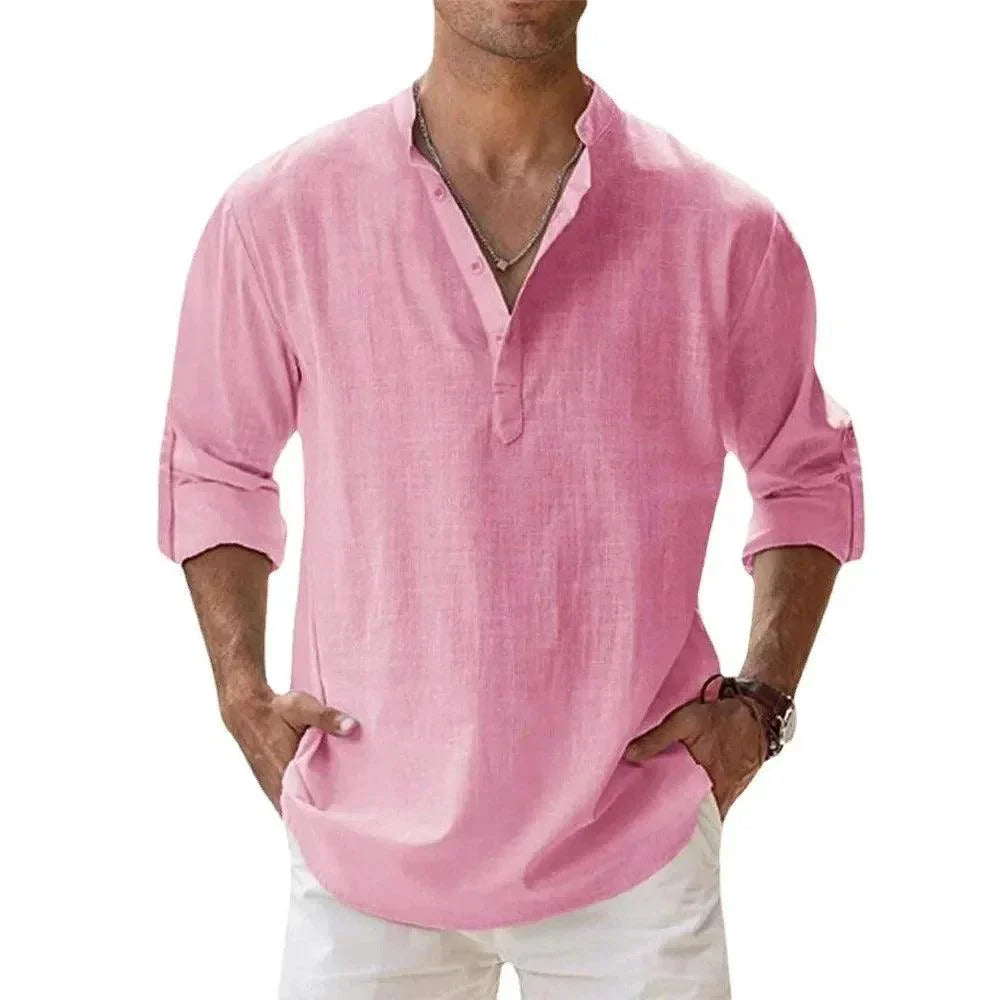 Mann trägt lässiges Kurzarm Henley-Shirt mit Stehkragen, ideal für ein Sommeroutfit.