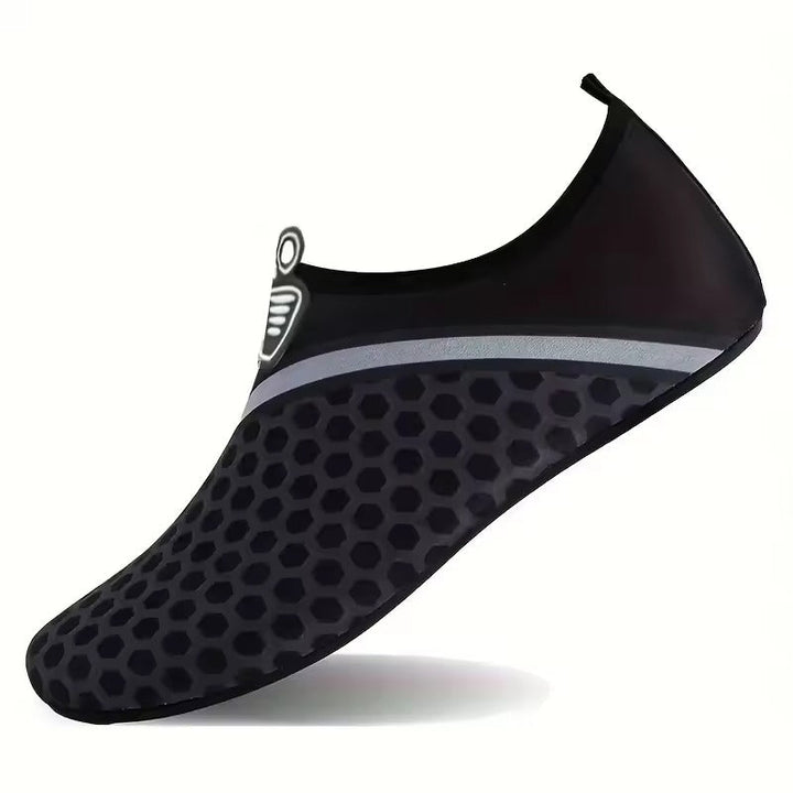 Flexible Strandschuhe, leicht & bequem, mit rutschfester Sohle für sicheren Halt am Strand und im Wasser.