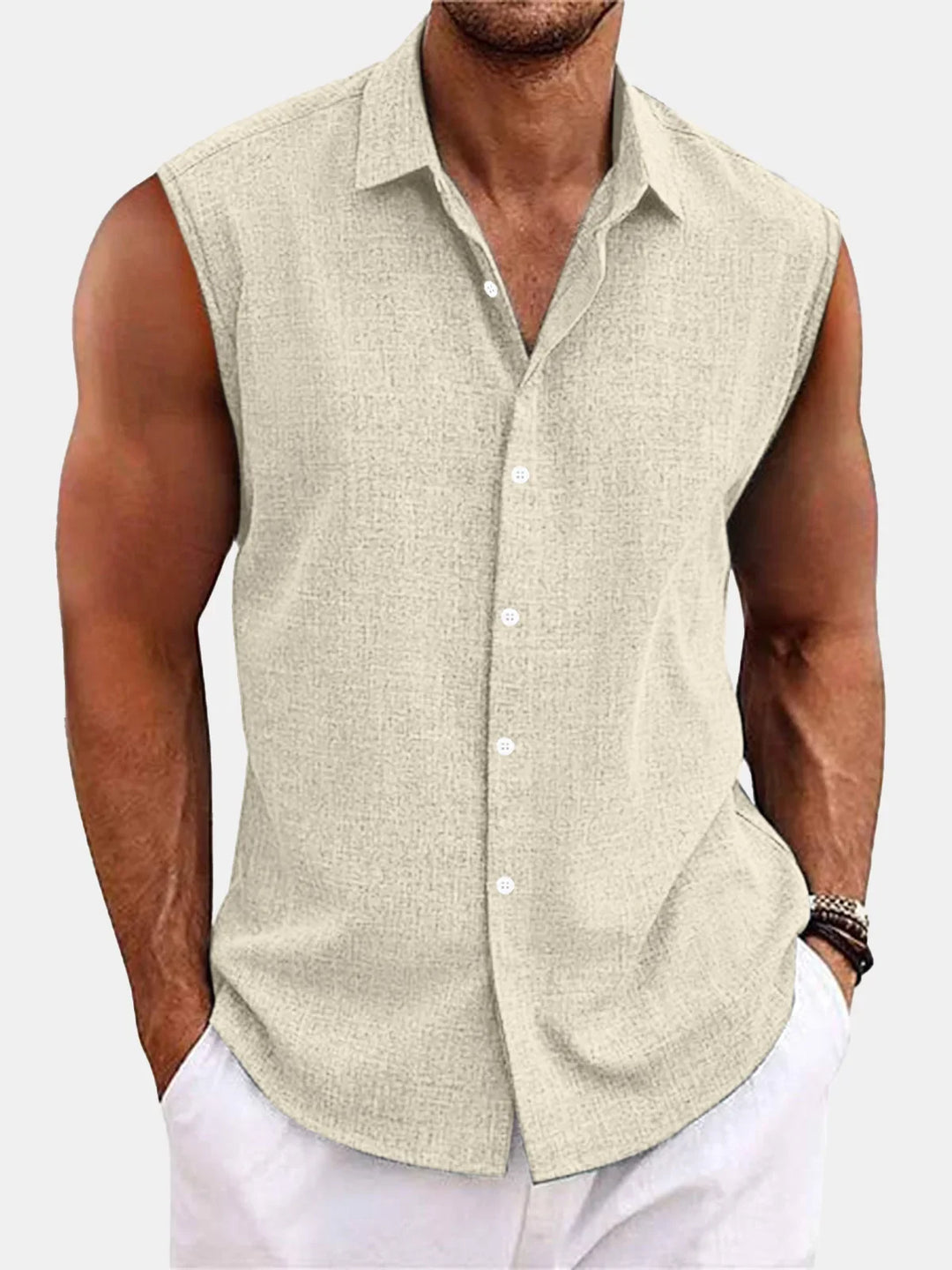 Sportlich-elegantes ärmelloses Herrenhemd mit Kragen, leichte Freizeitbekleidung für den Sommer.