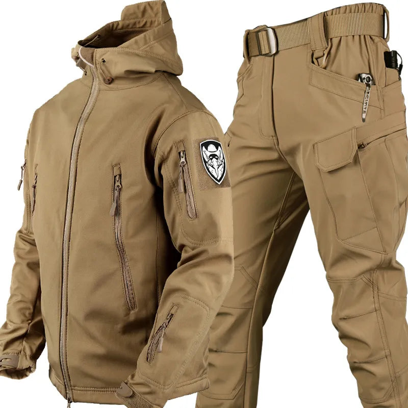 Mann trägt taktischen Outdoor-Anzug für Herren, winddicht und wasserdicht, perfekt für Sport & Freizeit.