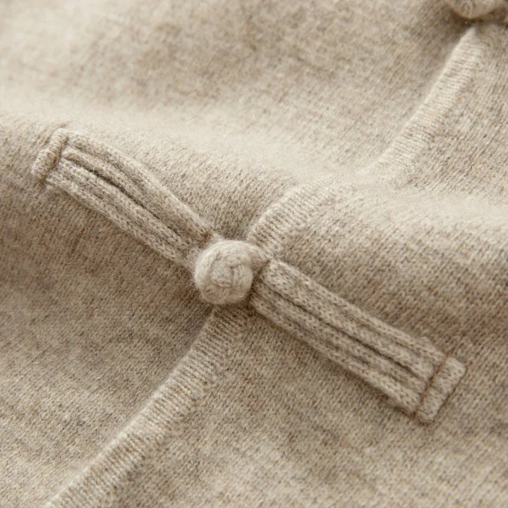 Modische Herren-Strickjacke für Herbst & Winter. Rundhals-Design mit robustem Knebelverschluss für Wärme.