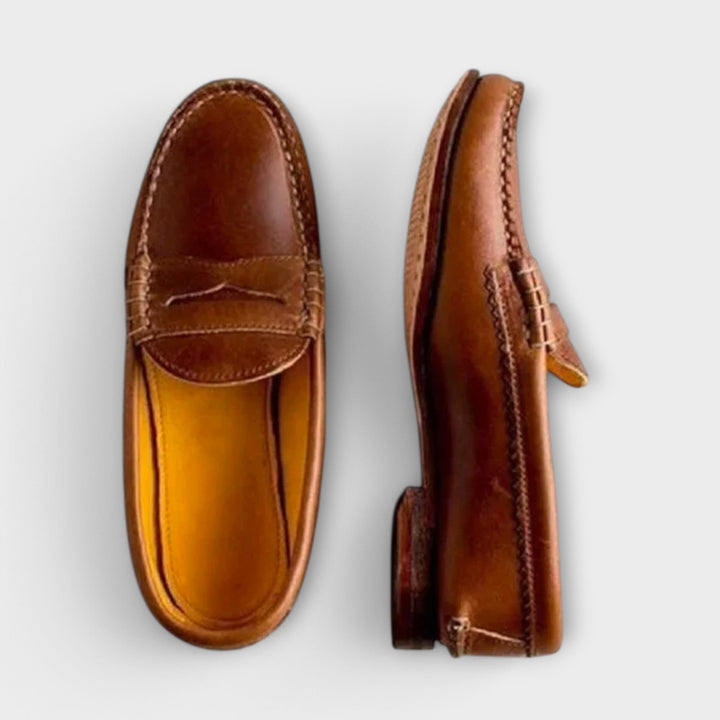Komfortable schwarze Loafer für Damen, stilvoll und rutschfest, perfekt als elegante Büroschuhe.