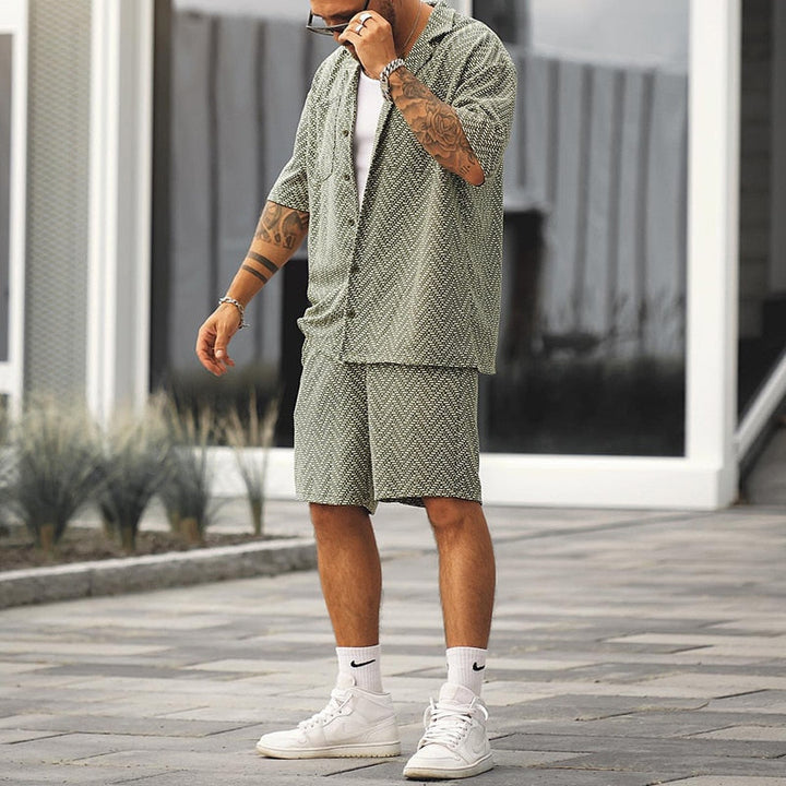 Modisches Herren Sommer Zweiteiler: Graues Kurzarm-Hemd und passende Shorts. Perfekt für casual Freizeit- & Strandmode.