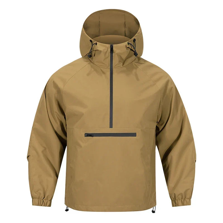 Nahaufnahme der atmungsaktiven, wasserdichten Membran der Herren Regenjacke mit verstellbarer Kapuze.