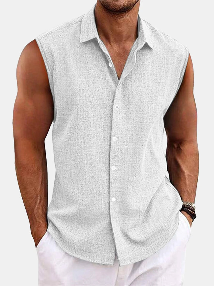 Nahaufnahme: Ärmelloses Herrenhemd mit elegantem Kragen, hochwertige Sommermode für Männer.