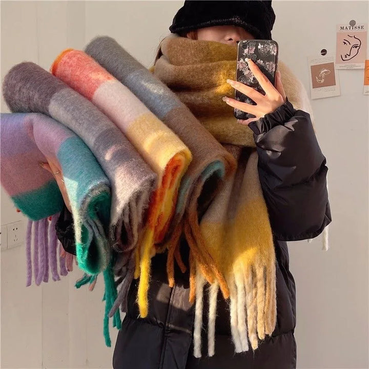 Eleganter, kuscheliger Winterschal, unisex, extra lang, kariert & aus flauschigem Material für höchsten Tragekomfort.