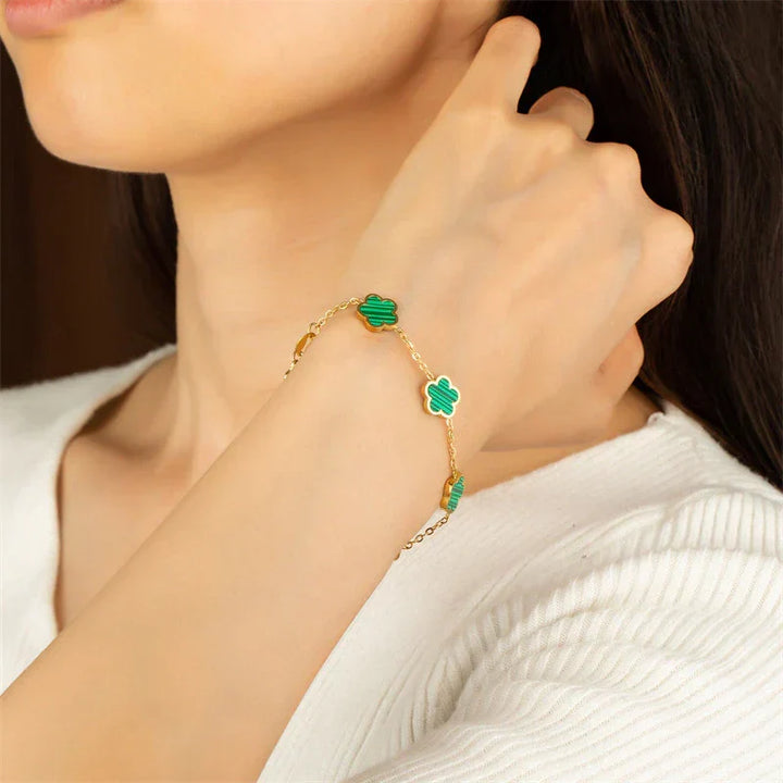 Elegantes Damen Armband Valentina aus Edelstahl mit zartem Kleeblatt Glücksbringer, verstellbar.