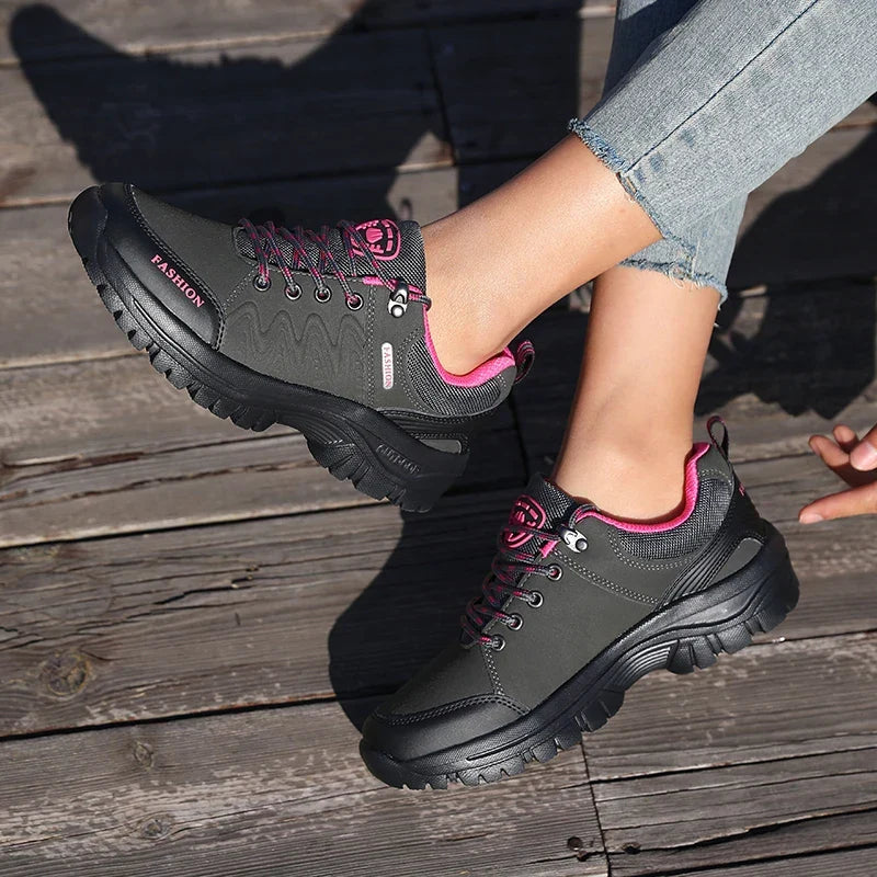 Atmungsaktive Damen Wanderschuhe, Seitenansicht, mit robuster Sohle für sicheren Halt beim Outdoor-Trekking.