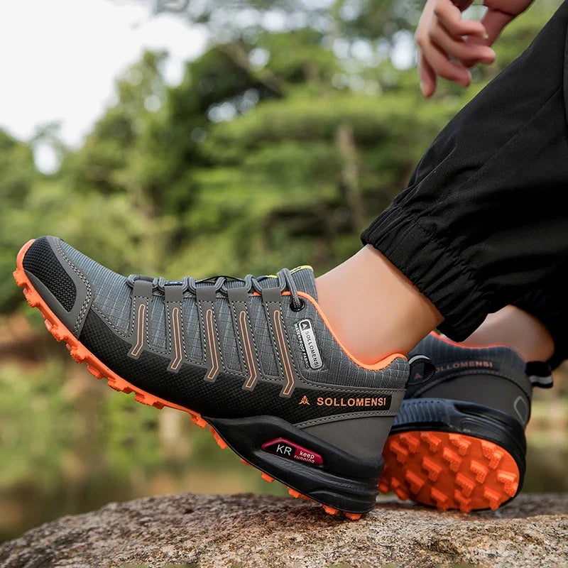 Robuste Herren Wanderstiefel mit griffiger Profilsohle für sicheren Halt bei Outdoor-Aktivitäten.