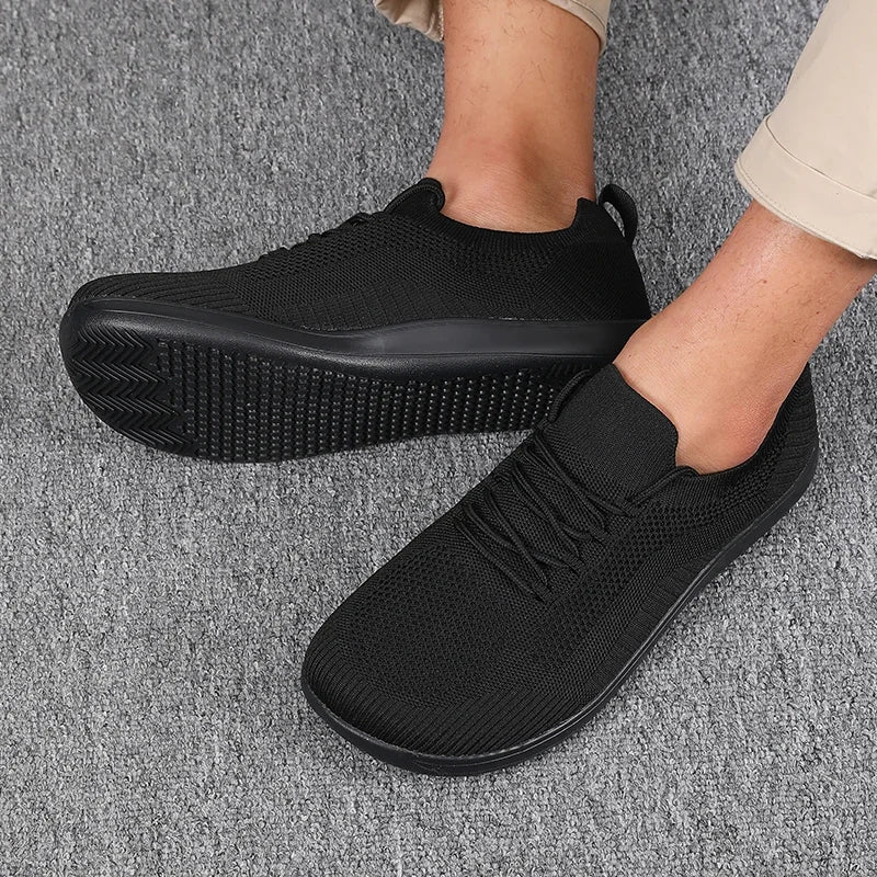 Bequeme schwarze Herren Outdoorschuhe, atmungsaktiv, weite Zehenbox für Alltag & Freizeit.