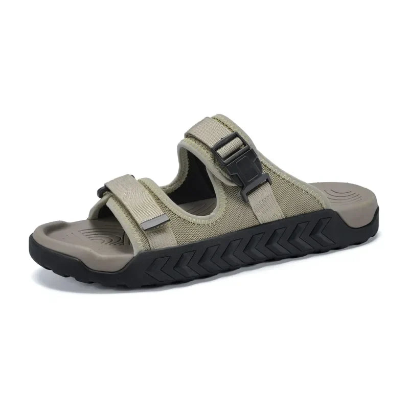 Robuste Herren Outdoor Sandalen, dicke Sohle für optimalen Halt und Komfort beim Wandern.