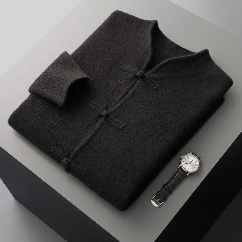 Herr trägt eine elegante Rundhals-Strickjacke mit Knebelverschluss. Ideal für Business Casual und Freizeit.