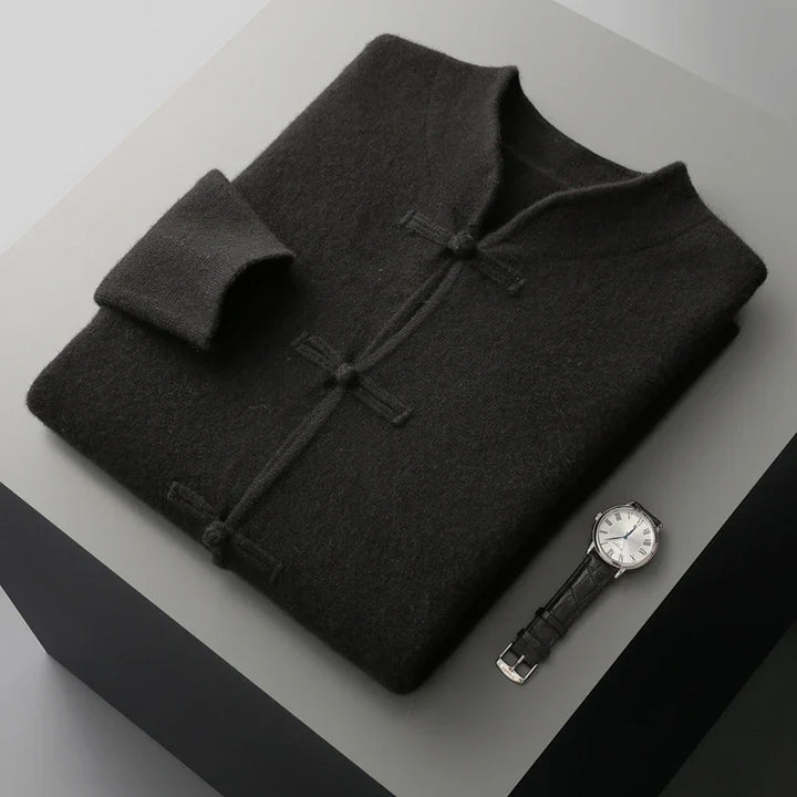 Herr trägt eine elegante Rundhals-Strickjacke mit Knebelverschluss. Ideal für Business Casual und Freizeit.
