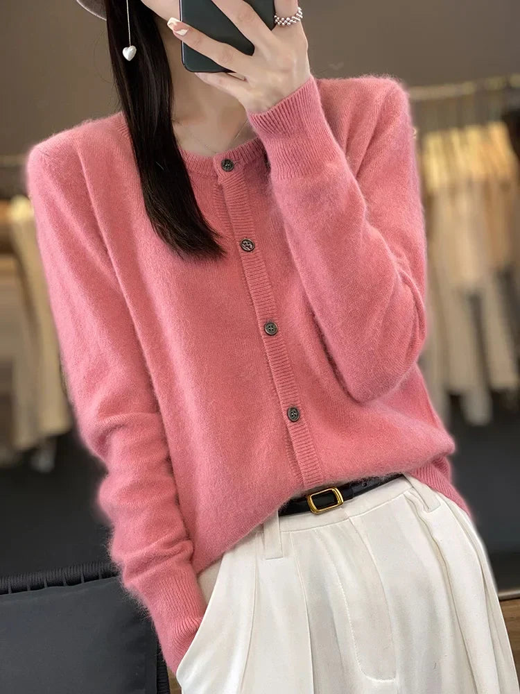 Modischer Damenpullover, ideal für den Herbst. Lockerer Rundhals & Knopfleiste für vielseitige Outfits.