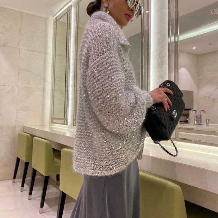 Elegante warme Damenstrickjacke mit Glitzer, ideal für festliche Winterabende.