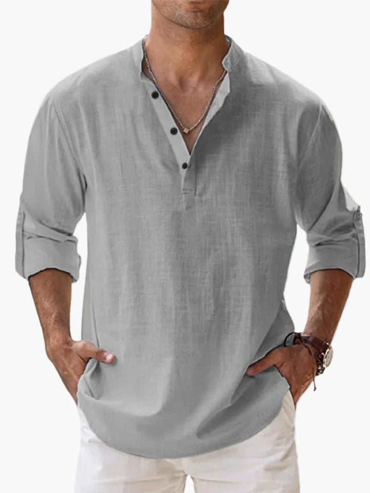 Elegantes Herrenhemd mit Krempelärmeln & Henley-Kragen, ideal als Sommerhemd für entspannte Tage.
