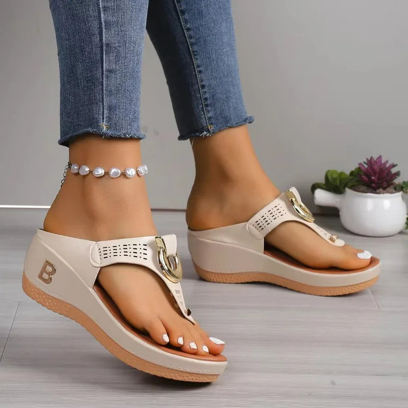 Detailaufnahme: Stilvolle Damen Riemchensandalen mit Plateau, perfektes offenes Design für den Sommer.