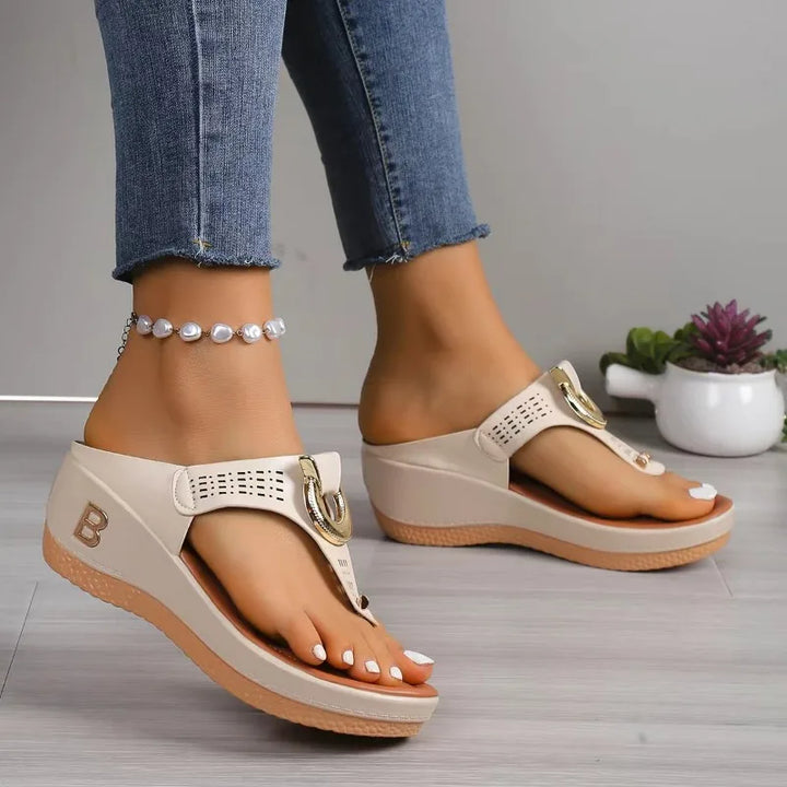 Detailaufnahme: Stilvolle Damen Riemchensandalen mit Plateau, perfektes offenes Design für den Sommer.
