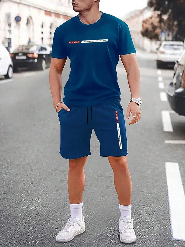 Komfortabler Zweiteiler für Männer: Lässiges T-Shirt und kurze Hose, perfekt für den Sommerurlaub.