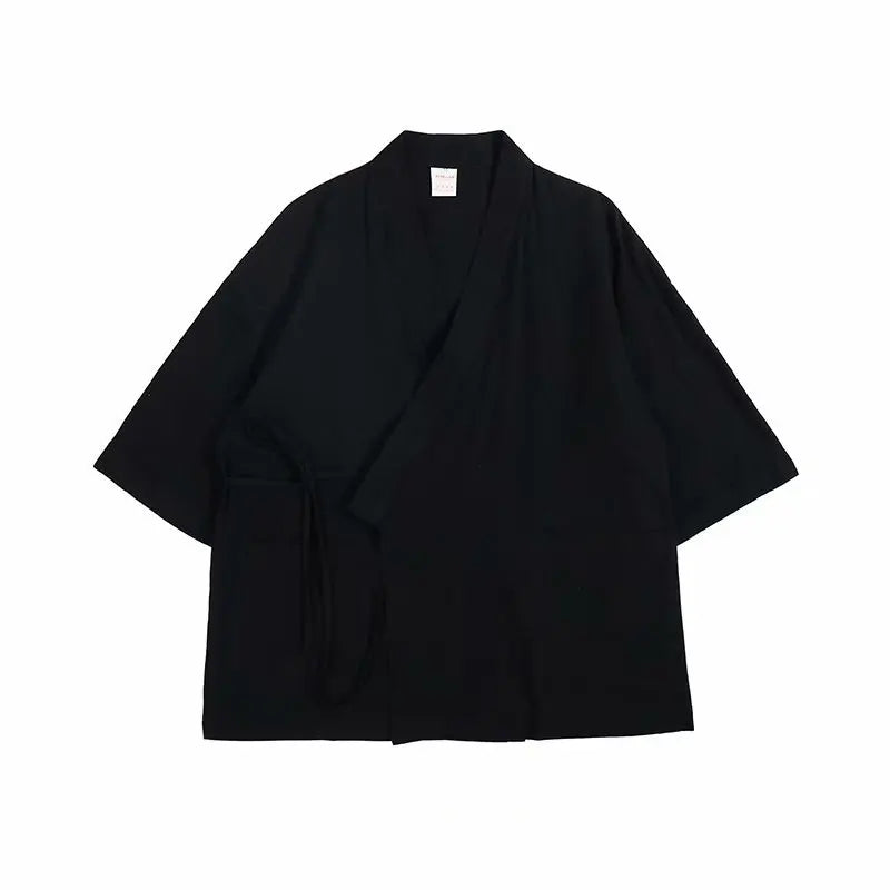 Moderner Herren Kimono Cardigan in Schwarz, kombiniert Lässigkeit und Eleganz für den Übergang.