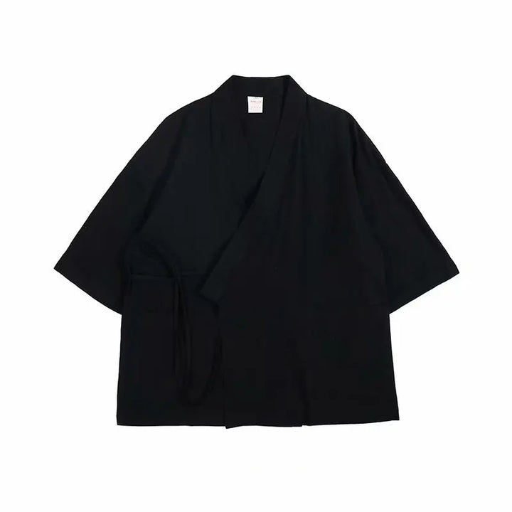 Moderner Herren Kimono Cardigan in Schwarz, kombiniert Lässigkeit und Eleganz für den Übergang.