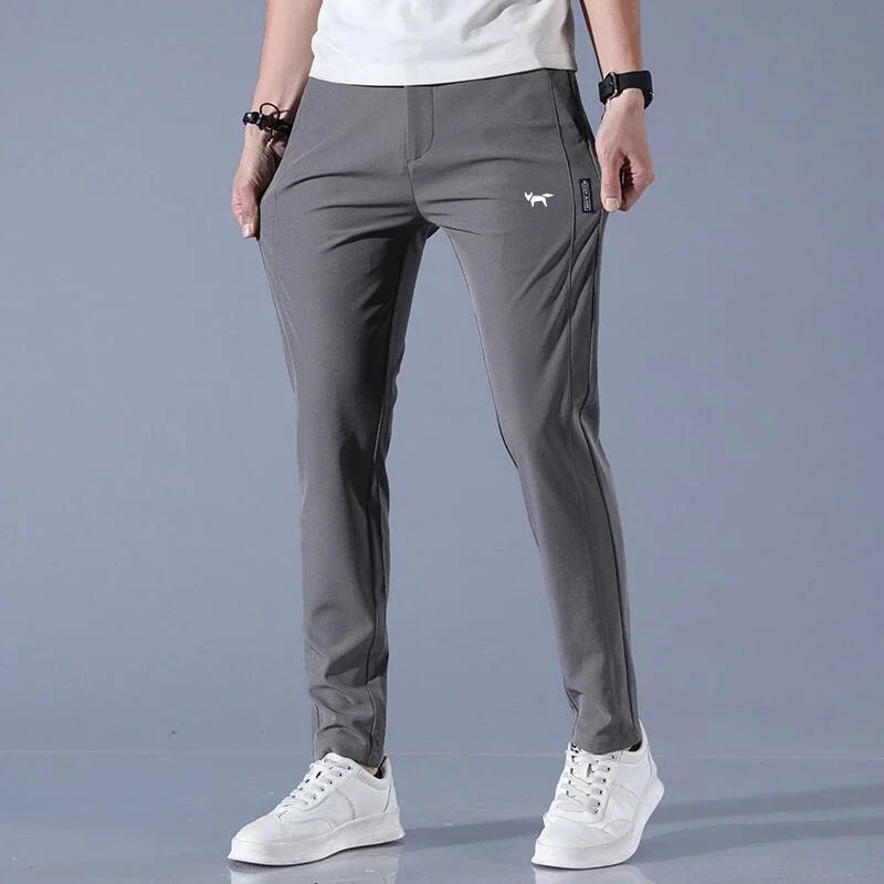 Detailaufnahme der FairwayFlex Herren Golfhose, zeigt die hochwertige Verarbeitung & den modernen Slim Fit Schnitt.