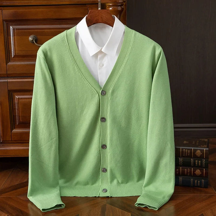 Herrenmode: Komfortabler Strickcardigan mit V-Ausschnitt, Knopfleiste, perfekt für kühle Tage.