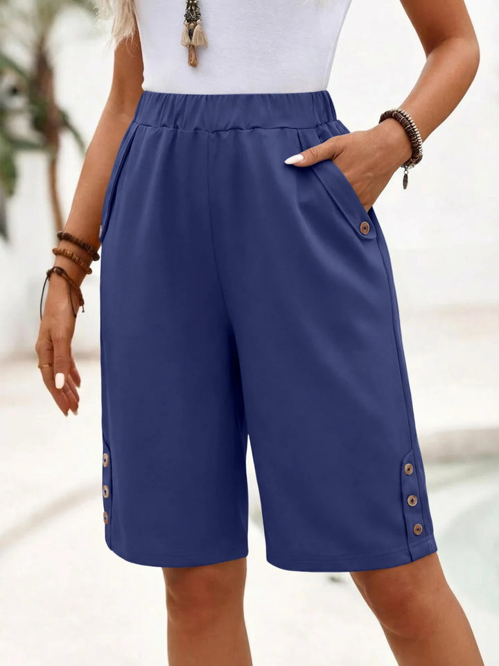 Damen Shorts, hohe Taille & elastisch, bequeme Freizeithose für den Sommer in Kastanienrot.