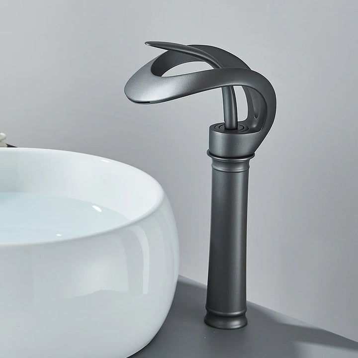 Modernes Messing Waschbeckenarmatur mit Wasserfallauslauf; ideal für jedes Bad-Design.