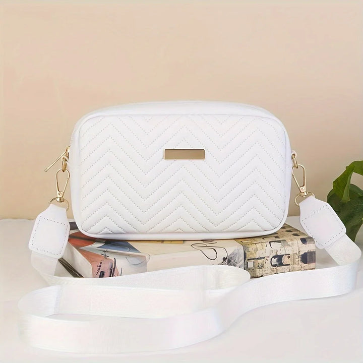 Stilvolle Damen Handtasche aus weißem Kunstleder mit verstellbarem Gurt, als Umhängetasche tragbar.