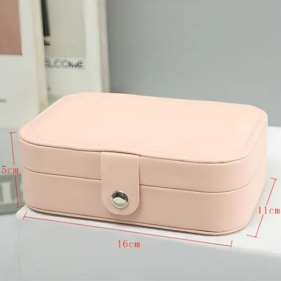 Hochwertige Leder-Reiseschmuckbox, doppellagig. Kompakte Lösung für die Organisation Ihrer Accessoires.