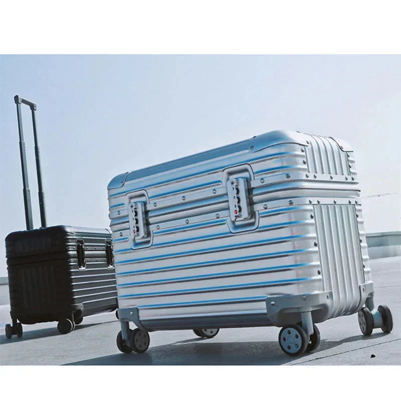 Stabiler Aluminium-Reisekoffer Monaco in Grau; Hartschalen-Trolley mit leichtgängigen 360°-Rollen für weite Reisen.